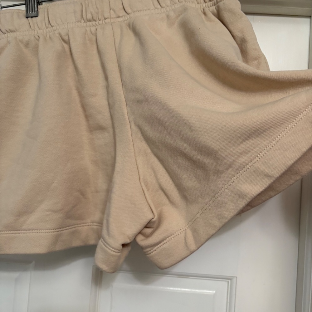Nike Women’s Sportswear Phoenix Mid-rise 4” shorts - Picture 3 of 5